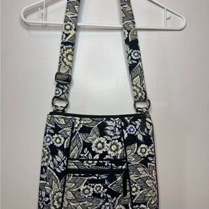 Vera Bradley Retired Snow Lotus Pattern‎ Winter 2017 Shoulder Bag